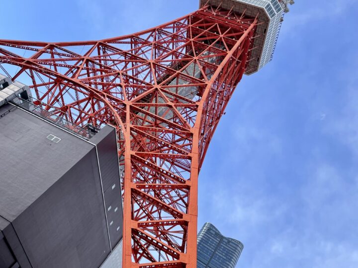 Tokyo Tower – symbol wytrwałości i innowacyjności narodu japońskiego